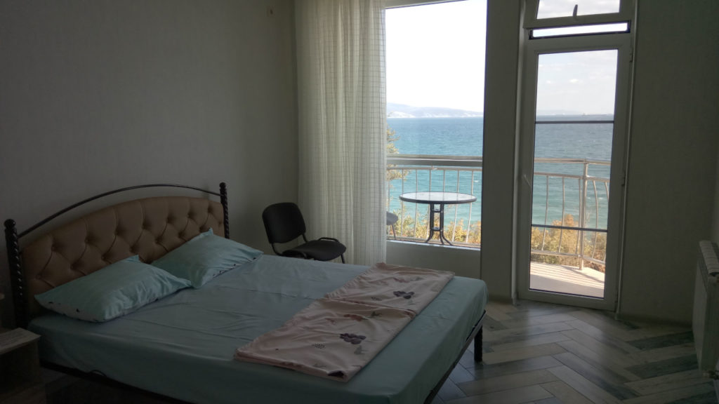 Фото комнаты с балконом и шикарным видом на море